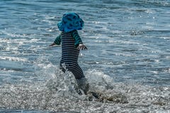 Kind, welches das Wasser prüft lizenzfreies stockbild Kind, welches das Wasser prüft lizenzfreies stockbild