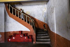 Kind, welches oben die Treppe in altem Gefängnis Amasra laufen lässt lizenzfreie stockbilder Kind, welches oben die Treppe in altem Gefängnis Amasra laufen lässt lizenzfreie stockbilder