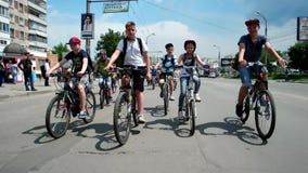 Kinder auf Fahrrad-, Mädchen- und Jungenreisespalte auf Fahrrad reiten um Stadt Kinder auf Fahrrad-, Mädchen- und Jungenreisespalte auf Fahrrad reiten um Stadt