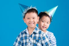 Kinder in den Parteihüten lizenzfreies stockfoto Kinder in den Parteihüten lizenzfreies stockfoto