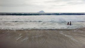 Kinder, die auf Strand spielen lizenzfreie stockfotos Kinder, die auf Strand spielen lizenzfreie stockfotos