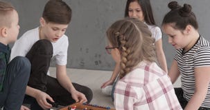 Kinder, die den Spaß zu Hause spielt foosball haben stock footage Kinder, die den Spaß zu Hause spielt foosball haben stock footage