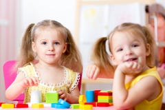 Kinder, die im Raum spielen stockbilder Kinder, die im Raum spielen stockbilder