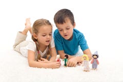 Kinder, die mit den Marionetten legen auf den Fußboden spielen stockfotos Kinder, die mit den Marionetten legen auf den Fußboden spielen stockfotos