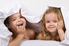 Kinder, die Spaß im Bett haben stockfotos Kinder, die Spaß im Bett haben stockfotos