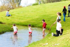 Kinder, die Spaß in einem Park haben stockfoto Kinder, die Spaß in einem Park haben stockfoto