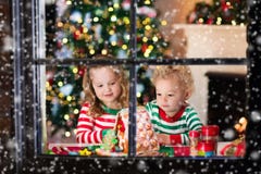 Kinder, die Weihnachtsingwer-Brothaus machen Stockfoto Kinder, die Weihnachtsingwer-Brothaus machen Stockfoto