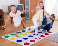 Kinder, die zu Hause Twister spielen stockbilder Kinder, die zu Hause Twister spielen stockbilder