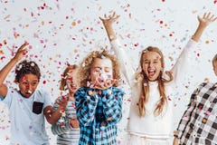 Kinder in einem Raum voll von Konfettis lizenzfreies stockfoto Kinder in einem Raum voll von Konfettis lizenzfreies stockfoto