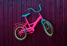 Kinder fahren auf die Wand rad lizenzfreies stockfoto Kinder fahren auf die Wand rad lizenzfreies stockfoto