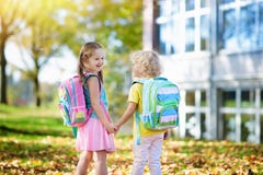Kinder gehen zurück zur Schule Kind am Kindergarten stockfoto Kinder gehen zurück zur Schule Kind am Kindergarten stockfoto