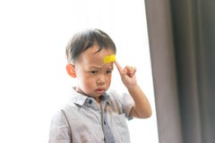 Kinder haben Geschwüre auf dem Kopf stockbild Kinder haben Geschwüre auf dem Kopf stockbild