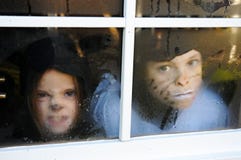 Kinder hinter einem Fenster mit Regentropfen lizenzfreie stockfotografie Kinder hinter einem Fenster mit Regentropfen lizenzfreie stockfotografie