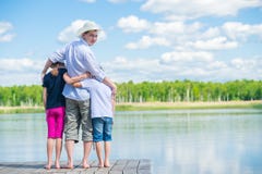 Kinder kamen zum Fluss mit ihrem Vater in einem Hut, schöne Natur stockfotos Kinder kamen zum Fluss mit ihrem Vater in einem Hut, schöne Natur stockfotos