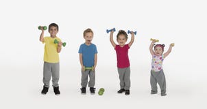 Kinder mit Gewichten und ein lustiger Junge lizenzfreies stockbild Kinder mit Gewichten und ein lustiger Junge lizenzfreies stockbild