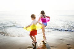 Kinder mit Läufer schellt das Spielen am Strand stockbilder Kinder mit Läufer schellt das Spielen am Strand stockbilder