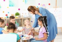 Kinder mit weiblichem Lehrer an malender Lektion stockbilder Kinder mit weiblichem Lehrer an malender Lektion stockbilder