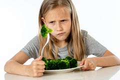 Kinder mögen nicht Gemüse im Konzept der gesunden Ernährung essen lizenzfreie stockbilder Kinder mögen nicht Gemüse im Konzept der gesunden Ernährung essen lizenzfreie stockbilder