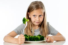 Kinder mögen nicht Gemüse im Konzept der gesunden Ernährung essen stockbilder Kinder mögen nicht Gemüse im Konzept der gesunden Ernährung essen stockbilder