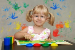 Kinder sehen die Welt in den hellen magischen Farben Kinder sehen die Welt in den hellen magischen Farben