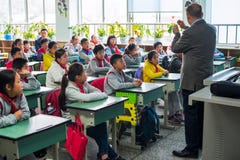 Kinder und Lehrer in einem chinesischen Klassenzimmer lizenzfreie stockbilder Kinder und Lehrer in einem chinesischen Klassenzimmer lizenzfreie stockbilder