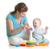 Kinder- und Mutterspiel mit Blockspielwaren stockfotografie Kinder- und Mutterspiel mit Blockspielwaren stockfotografie