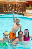 Kinder und Vater im Pool stockbild Kinder und Vater im Pool stockbild