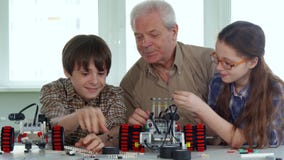 Kinder verbringen Zeit mit Großvater lizenzfreies stockbild Kinder verbringen Zeit mit Großvater lizenzfreies stockbild