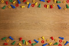 Kinderbau spielt Schrauben und Nüsse auf hölzernem Hintergrund Beschneidungspfad eingeschlossen Flache Lage Kopieren Sie Raum für lizenzfreie stockfotografie Kinderbau spielt Schrauben und Nüsse auf hölzernem Hintergrund Beschneidungspfad eingeschlossen Flache Lage Kopieren Sie Raum für lizenzfreie stockfotografie