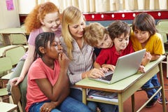 Kinderen bij laptop computer in school stock fotografie Kinderen bij laptop computer in school stock fotografie
