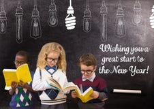 Kinderen die boeken lezen tegen bord met citaten van de het jaargroet van 2017 de nieuwe stock afbeeldingen Kinderen die boeken lezen tegen bord met citaten van de het jaargroet van 2017 de nieuwe stock afbeeldingen