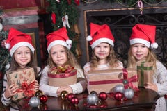 Kinderen die giften openen royalty-vrije stock foto Kinderen die giften openen royalty-vrije stock foto