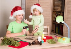 Kinderen die Kerstmisdecoratie maken Maak Kerstmisdecoratie royalty-vrije stock afbeeldingen Kinderen die Kerstmisdecoratie maken Maak Kerstmisdecoratie royalty-vrije stock afbeeldingen