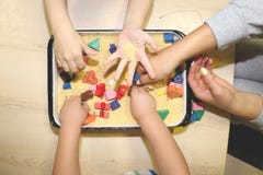 Kinderen die met kinetische zand, kroep en ontwerper in kleuterschool spelen De ontwikkeling van fijn motorconcept Creativiteitsp royalty-vrije stock fotografie Kinderen die met kinetische zand, kroep en ontwerper in kleuterschool spelen De ontwikkeling van fijn motorconcept Creativiteitsp royalty-vrije stock fotografie