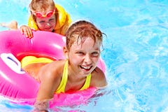 Kinderen die op opblaasbare ring zitten. stock fotografie Kinderen die op opblaasbare ring zitten. stock fotografie