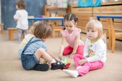 Kinderen die spelen in kleuterschoolspeelkamer spelen royalty-vrije stock afbeelding Kinderen die spelen in kleuterschoolspeelkamer spelen royalty-vrije stock afbeelding