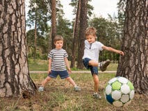 Kinderen die voetbal spelen openlucht Vrije tijdsactiviteiten voor kinderen royalty-vrije stock foto Kinderen die voetbal spelen openlucht Vrije tijdsactiviteiten voor kinderen royalty-vrije stock foto