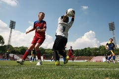 Kinderen die voetbalvoetbalwedstrijd spelen stock fotografie Kinderen die voetbalvoetbalwedstrijd spelen stock fotografie