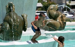 Kinderen die water op de Opdrachtbaai spelen Stock Fotografie Kinderen die water op de Opdrachtbaai spelen Stock Fotografie