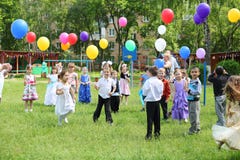 Kinderen met ballons in kleuterschool 1042 Kinderen met ballons in kleuterschool 1042