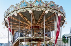 Kinderen` s carrousel in het centrum van Moskou Two-storey carrousel met paarden royalty-vrije stock foto Kinderen` s carrousel in het centrum van Moskou Two-storey carrousel met paarden royalty-vrije stock foto