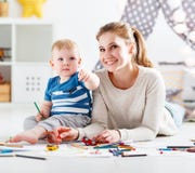 Kinderencreativiteit moeder en babyzoon die zich samentrekken Royalty-vrije Stock Foto Kinderencreativiteit moeder en babyzoon die zich samentrekken Royalty-vrije Stock Foto