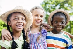 Kinderfreund-Jungen-Mädchen-spielerisches Natur-Nachkommenschafts-Konzept stockbilder Kinderfreund-Jungen-Mädchen-spielerisches Natur-Nachkommenschafts-Konzept stockbilder