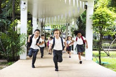 Kindergartenstudenten, die nettes nach der Schule laufen lassen stockfoto Kindergartenstudenten, die nettes nach der Schule laufen lassen stockfoto