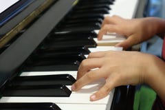 Kinderh?nde, die Klavier spielen stockfotos Kinderh?nde, die Klavier spielen stockfotos