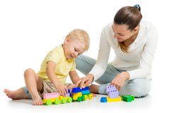 Kinderjunge und sein Mutterspiel Stockfoto Kinderjunge und sein Mutterspiel Stockfoto