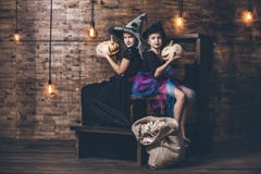 Kindermädchen kostümiert Hexen mit Kürbisen und Festlichkeiten in lizenzfreie stockfotografie Kindermädchen kostümiert Hexen mit Kürbisen und Festlichkeiten in lizenzfreie stockfotografie