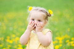 Kindermädchen zwischen Löwenzahn lizenzfreies stockbild Kindermädchen zwischen Löwenzahn lizenzfreies stockbild