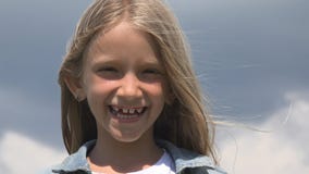 Kinderporträt, das im Natur-lachenden Mädchen küsst, Kindergesicht lächelt im Park spielt stockfotografie Kinderporträt, das im Natur-lachenden Mädchen küsst, Kindergesicht lächelt im Park spielt stockfotografie