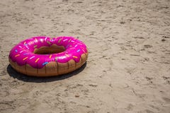 Kinderschwimmweste, gef?rbt und link auf dem Strand stockfoto Kinderschwimmweste, gef?rbt und link auf dem Strand stockfoto